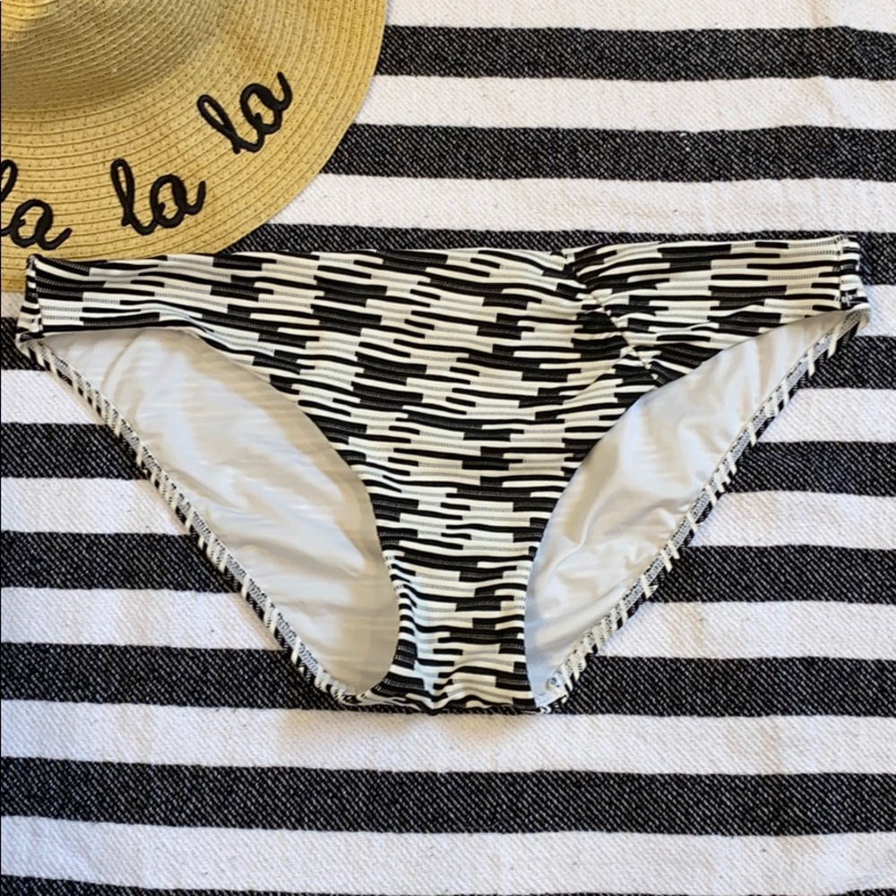 Victoria’s Secret bikini bottom 👙